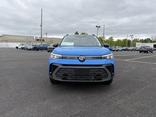 Cornflower Blue w/Deep Black Roof 2026 Volkswagen Taos SE Black