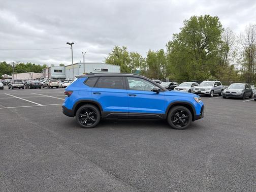 Cornflower Blue w/Deep Black Roof 2026 Volkswagen Taos SE Black