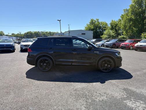 Deep Black 2023 Volkswagen Tiguan 2.0T SE R-Line Black 4MOTION