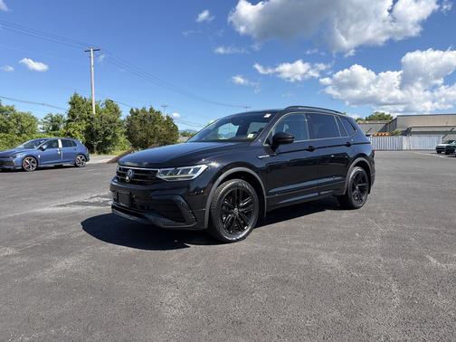Deep Black 2023 Volkswagen Tiguan 2.0T SE R-Line Black 4MOTION