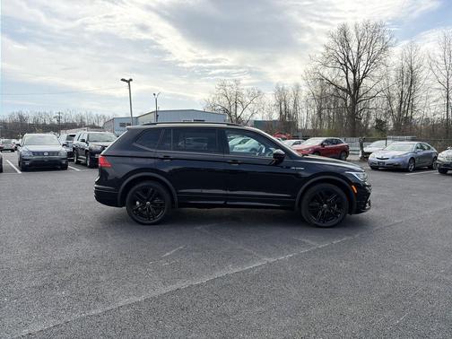 Deep Black Pearl 2022 Volkswagen Tiguan 2.0T SE R-Line Black 4MOTION