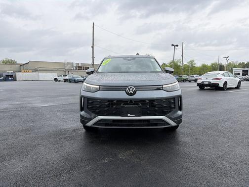 Platinum Gray Metallic 2025 Volkswagen Tiguan 2.0T SE 4MOTION