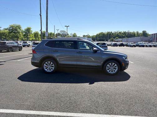 Platinum Gray Metallic 2018 Volkswagen Tiguan 2.0T SE 4MOTION