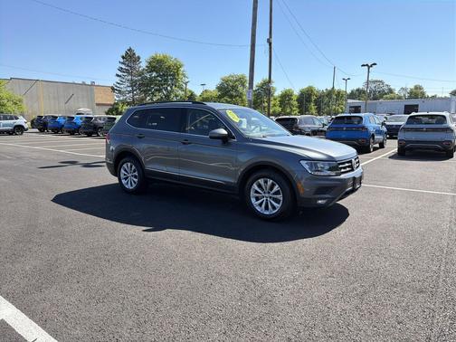 Platinum Gray Metallic 2018 Volkswagen Tiguan 2.0T SE 4MOTION
