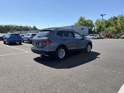 Platinum Gray Metallic 2018 Volkswagen Tiguan 2.0T SE 4MOTION