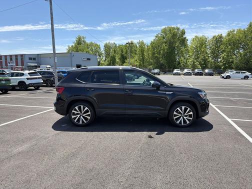 Deep Black Pearl 2022 Volkswagen Taos 1.5T SE