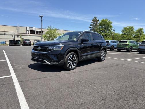 Deep Black Pearl 2022 Volkswagen Taos 1.5T SE