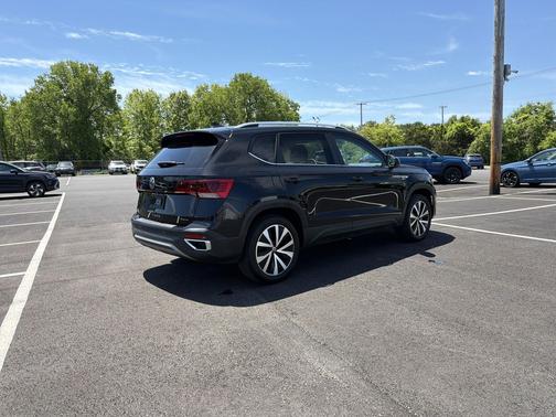 Deep Black Pearl 2022 Volkswagen Taos 1.5T SE
