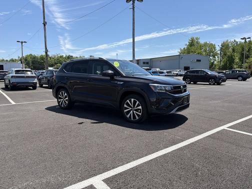 Deep Black Pearl 2022 Volkswagen Taos 1.5T SE
