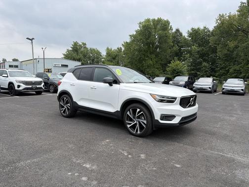 Crystal White Metallic 2020 Volvo XC40 T5 R-Design
