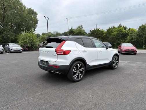 Crystal White Metallic 2020 Volvo XC40 T5 R-Design