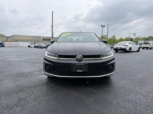 Deep Black 2025 Volkswagen Jetta 1.5T SE