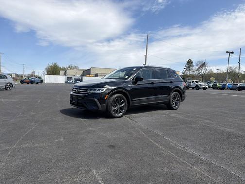 Deep Black Pearl 2023 Volkswagen Tiguan 2.0T SE 4MOTION