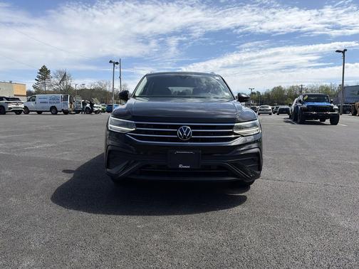Deep Black Pearl 2023 Volkswagen Tiguan 2.0T SE 4MOTION