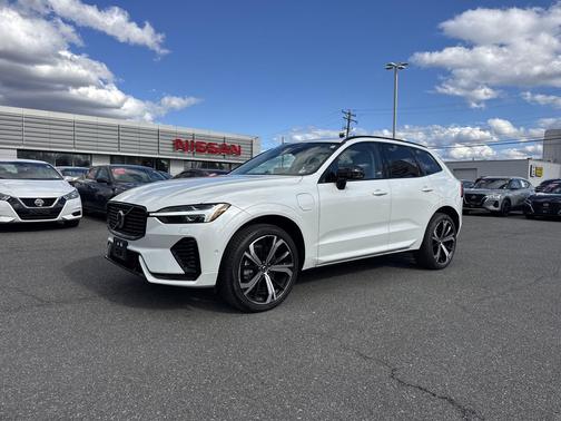 2023 Volvo XC60 Recharge Plug-In Hybrid T8 Ultimate Dark Theme