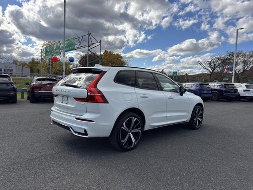 2023 Volvo XC60 Recharge Plug-In Hybrid T8 Ultimate Dark Theme
