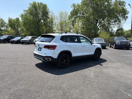 Pure White 2022 Volkswagen Taos 1.5T SE