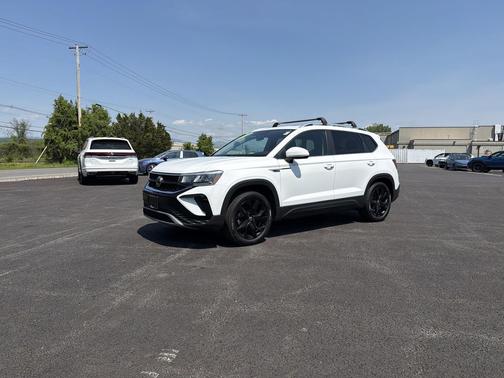 Pure White 2022 Volkswagen Taos 1.5T SE