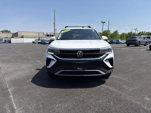 Pure White 2022 Volkswagen Taos 1.5T SE
