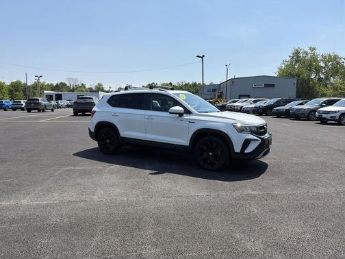Pure White 2022 Volkswagen Taos 1.5T SE