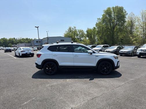 Pure White 2022 Volkswagen Taos 1.5T SE