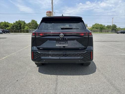 2025 Volkswagen Tiguan 2.0T SEL R-Line 4MOTION