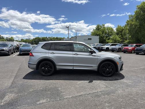Silver Metallic 2022 Volkswagen Tiguan 2.0T SE R-Line Black 4MOTION