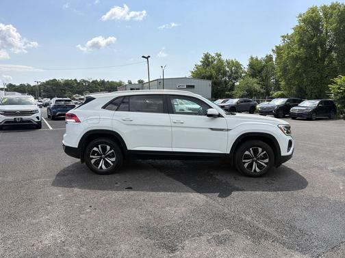 Opal White Pearl 2024 Volkswagen Atlas Cross Sport 2.0T SE