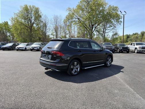 Deep Black Pearl 2019 Volkswagen Tiguan 2.0T SEL