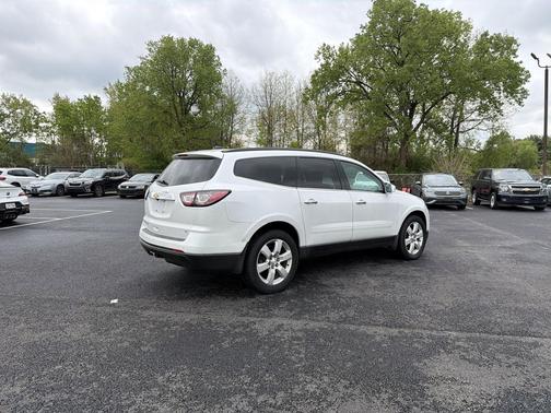 Iridescent Pearl Tricoat 2017 Chevrolet Traverse 1LT