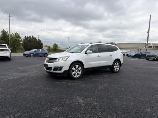 Iridescent Pearl Tricoat 2017 Chevrolet Traverse 1LT