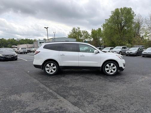 Iridescent Pearl Tricoat 2017 Chevrolet Traverse 1LT