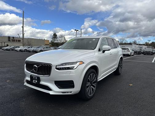 2022 Volvo XC90 T6 Momentum