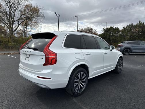2022 Volvo XC90 T6 Momentum
