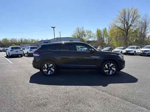 Deep Black Pearl 2024 Volkswagen Atlas Cross Sport 2.0T SE w/Technology 4MOTION