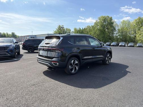 Deep Black Pearl 2026 Volkswagen Taos SE