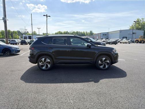 Deep Black Pearl 2026 Volkswagen Taos SE