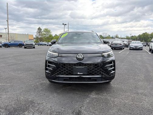 Deep Black Pearl 2025 Volkswagen Tiguan 2.0T SE R-Line Black 4MOTION