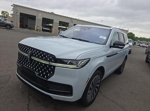 Crystal White Metallic CC 2025 Lincoln Navigator Black Label