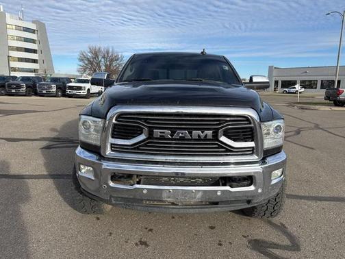 2017 RAM 3500 Laramie Crew Cab 4x4 6'4' Box