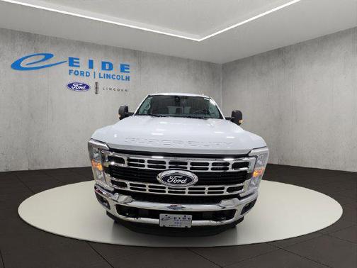 Oxford White 2027 Ford F-250 XLT