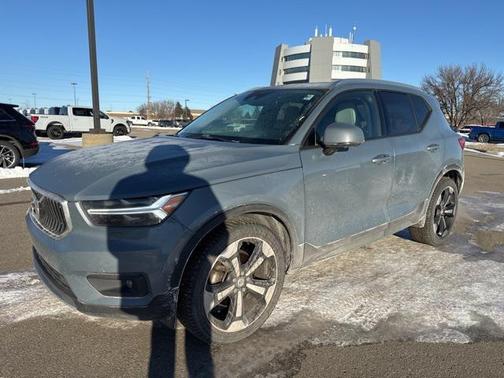 2021 Volvo XC40 T5 Momentum