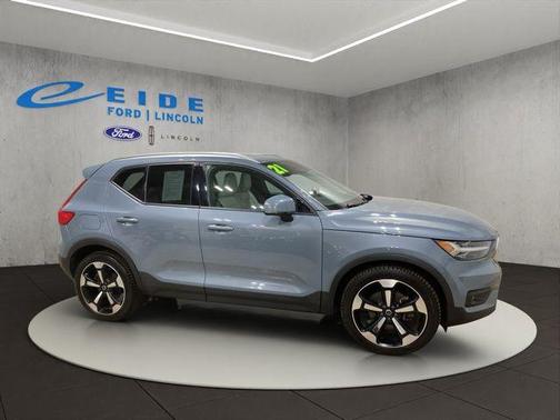 2021 Volvo XC40 T5 Momentum