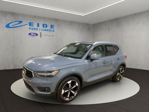 2021 Volvo XC40 T5 Momentum