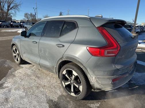 2021 Volvo XC40 T5 Momentum