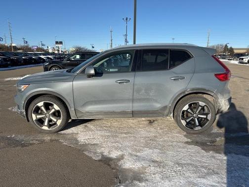 2021 Volvo XC40 T5 Momentum