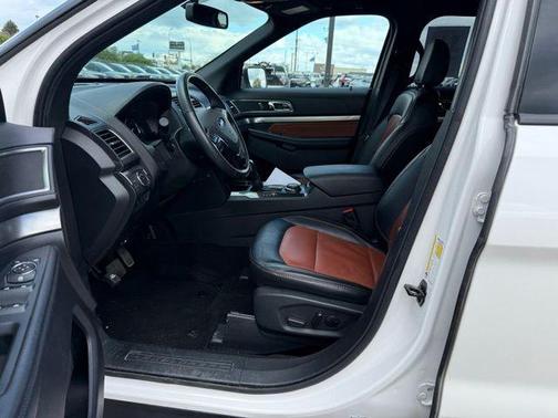 White Platinum Metallic Tri-Coat 2019 Ford Explorer XLT