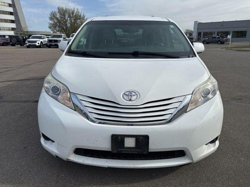 Super White 2015 Toyota Sienna LE