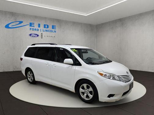 Super White 2015 Toyota Sienna LE