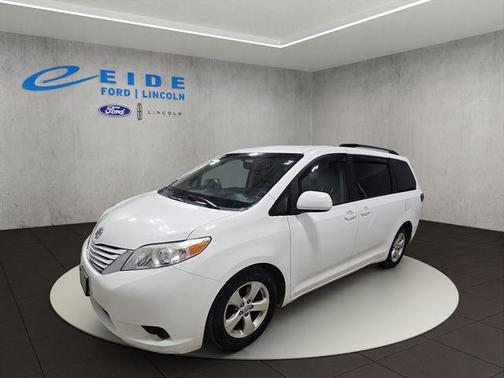 Super White 2015 Toyota Sienna LE